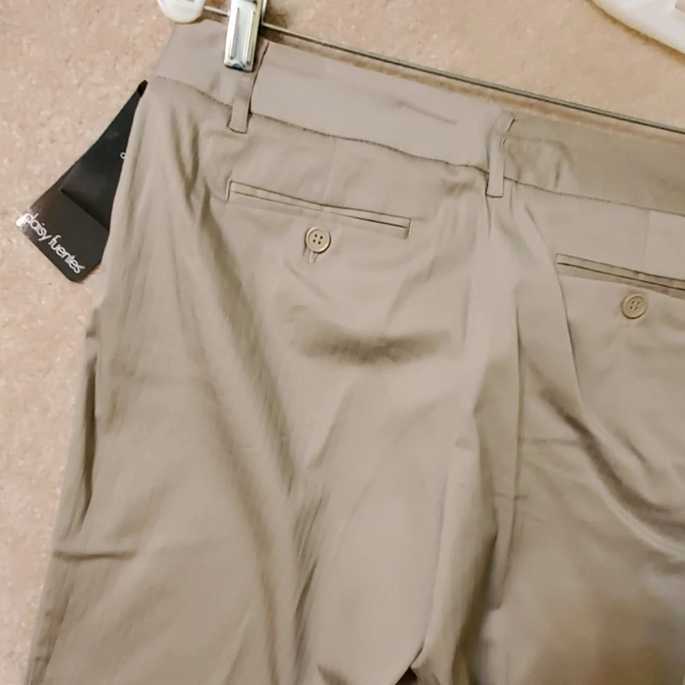 Daisy Fuentes shorts Bermuda tan size 6 NEW